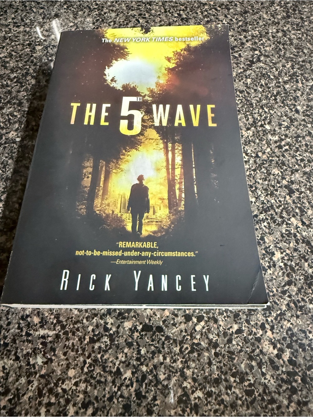 The 5th Wave by Rick Yancey - Black & Yellow Book